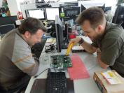 Carsten und Raff versuchten sich diese Woche an einer analogen Beschäftigung. Das nicht näher bekannte Spiel nutzt offensichtlich Bananen und Nvidia-Tassen als Figuren und zwei Voodoos als Spielbrett. Vielleicht wurden aber einfach nur zwei Grafikkarten verglichen.
