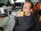 "An apple a day keeps the doctor away" - Ja, als zweifacher Familienvater weiß Herr Dr. Albert ganz genau, was auch uns Redakteure gesund hält. Und für einen Organisationskünstler bedeuten kranke Redakteure natürlich Mehrarbeit, also rät er jedem kraftvoll zuzubeißen - aber bitte nicht nur einmal, sonst könnte man die gesunde Frucht noch mit einem gewissen Firmensymbol verwechseln.
