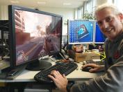 Mit einem Battlefield-4- und AMD-Dog-Tag bewaffnet (siehe Pfeil) stürzt sich auch der Spieleonkel wieder voll in das Battlefield-4-Benchmark-Business. Und so wie auf diesem Bild hat der Stö - wie übrigens auch alle anderen involvierten Redakteure - nur selten gegrinst. Meistens waren eher Verwünschungen der blöden Gegner oder der Experten, die das Hochhaus im Zentrum der Map in Schutt und Asche gelegt haben, zu hören ...
