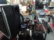 Zum Zeitpunkt dieser Aufnahme war diese Grafikkarte noch geheim und unser auf "Leaks" spezialisierte PCGH-Fotograf hat sich alle Mühe gegeben, die Identität des Nvidia-3D-Beschleunigers geheim zu halten. Nachdem allerdings das NDA zur GTX 780 Ti am Donnerstag fiel, ist dieses Bild leider nur noch der Beweis, dass unser Grafik-Guru Raff wieder fleißig war und das Teil auf Her(t)z und Nieren geprüft hat.