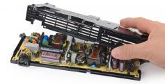 Playstation 4: Forcierte Sony mit allen Mitteln die kompakten Ausmaße? (im Bild: PS4-Netzteil von Ifixit geöffnet)