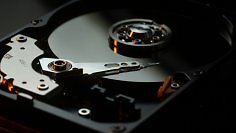 Maxtor, Conner, IBM, HGST, Fujitsu, Samsung: Was aus bekannten Festplattenherstellern wurde und welche Namen heute noch übrig sind.