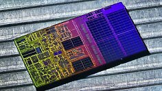 Intels erster Pentium 4 Extreme Edition war wahrlich extrem, aber auch "Extremely Expensive": Die linke Hälfte des Gallatin-Chips besteht aus einem normalen Netburst-Kern (inklusive Hyper Threading) der ersten Generation, einschließlich dessen L1-Caches und des für damalige Verhältnisse großen 0,5 MiB L2. Die rechte Hälfte, welche dank der hohen Transistordichte von Caches circa doppelt so viele Schaltkreise enthält, sind 2 MiB zusätzlicher L3-Cache.