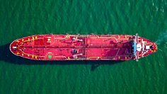 Ein neuer Engpass in der Speicherproduktion: Laut The Elec steigen die Kosten für wasserfreien Fluorwasserstoff, der für DRAM und NAND wichtig ist. Betroffen sind Samsung und SK Hynix. (Im Bild: Chemietanlker bei Tanjung Piai, Kukup, Johor, Malaysia)