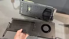 Der Zusatzlüfter soll warme GPU-Abluft aus dem Gehäuse befördern und die CPU-Temperatur um bis zu 6 Grad senken.