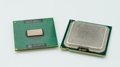 Nach drei Jahren Pentium M (M755, links) und Core Solo/Core Duo verstand Intel, dass auch Desktop-Nutzer effiziente CPUs wollen und veröffentlichte den Core 2 Duo (E6600, rechts).