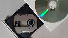 Sony beendet 2028 die Disc-Produktion für neue Playstation-Spiele. Disgaea-Schöpfer Sohei Niikawa hält dagegen - und stellt sogar den Sinn der Konsole infrage.