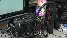 Eine RTX 3080 mit 11 Lüftern und 360-mm-AIO auf dem Backplate: Modder TrashBench testet das Maximum an Kühlung - und zeigt, was davon in Spielen übrig bleibt.