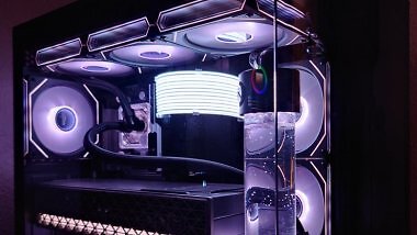 SKYNET-1: "Neues Case, neuer Custom Loop, neue Lüfter "FSP S380 - Phantom Gaming B550 ITX - AMD Ryzen 5950X @ 5.3GHz @ PBO - EK Velocity Custom-Loop - Sapphire Nitro+ RX 9070 XT 16GB - 2x 16GB G.Skill Trident Z 3200 @ 3733 C14 - 2TB Samsung 990 Pro NVMe - 1TB Kioxa BG5 NVMe - 2TB WD Blue SSD - 2x 1TB Samsung 850 Evo SSD - 1200W Enermax Evolution 3.1 - Win 11 Pro