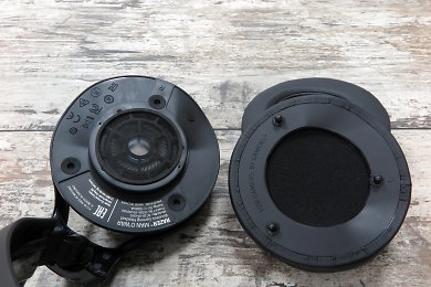 Unter den dick mit Memory-Foam gefütterten Kunstlederpolstern verbergen sich große 50-mm-Treiber. Ebenfalls zu erkennen: Die recht filigran wirkende Aufhängung der Hörmuschel. Beim Handhaben des Razer-Headsets halten wir ein wenig Rücksicht auf einige der Plastikelemente für angeraten.