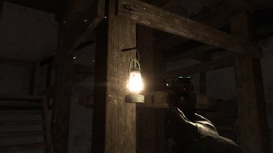 Sobald wir die Mühle betreten, ändert sich die Soundkulisse stark: Die Außengeräusche verblassen, der Hall ändert sich, leise Geräusche wie das Flügelschlagen der Motten sind zu vernehmen.