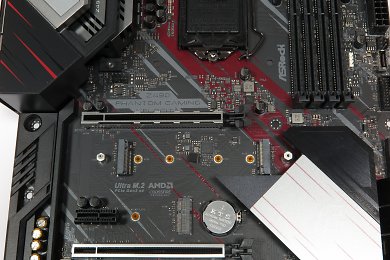 Laut Handbuch sieht man hier links einen M.2-Slot mit PCH-Anbindung und rechts sieht man gar nichts. Dieses Nichts ähnelt auf dem Asrock Z490 Phantom Gaming Velocitá aber verdächtig einem an den CPU-Sockel angebunden M.2-Steckplatz.