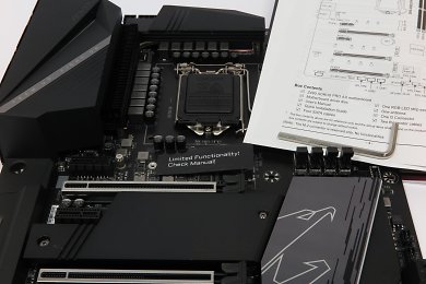 Sieht aus wie ein M.2, liegt in der Nähe der CPU und heißt auch noch 