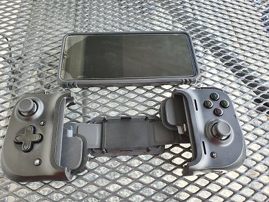 Ausgeklappter Razer Kishi Android Controller