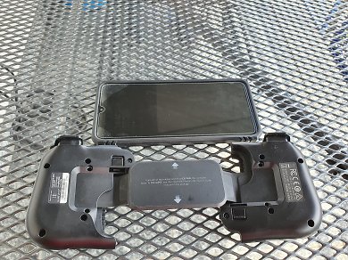Ausgeklappter Razer Kishi Android Controller&nbsp;