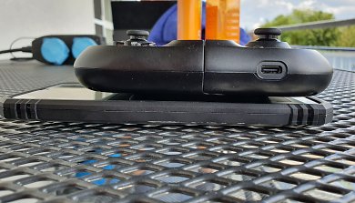 Größenvergleich Razer Kishi Android Controller mit Smartphone Samsung Galaxy A70