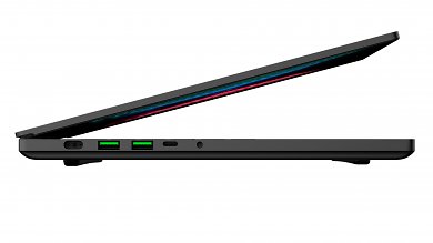 Razer Blade 15 Advanced Model 2021 linke Seite Ports Strom 2x USB Typ A 1x USB Typ C mit Thunderbolt 3 und ein Klinkenanschluss