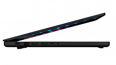 Razer Blade Pro 17 Model 2021 linke Seite Ports Strom LAN 2x USB Typ A 1x USB Typ C mit Thunderbolt 3 und ein Klinkenanschluss