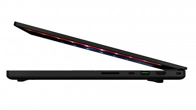 Razer Blade Pro 17 Model 2021 rechte Seite Ports SD Kartenleser 1x USB Typ C 1x USB A und 1x HDMI
