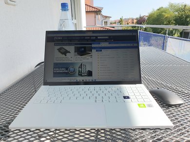 Samsung Galaxy Book Ion 15 draussen