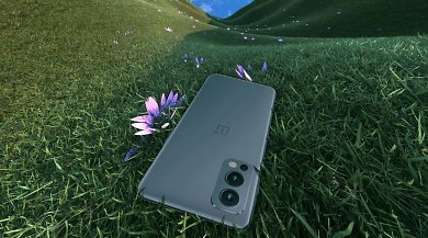Oneplus Nord 2 5G mit drei Kameralinsen am Heck