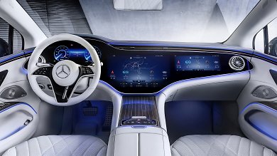 Mercedes EQS mit optionalem MBUX Hyper-Screen mit Nvidia Chipsatz und drei Bildschirmen unter einer Glashaube.