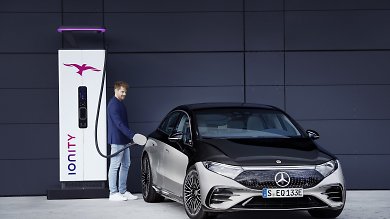 Mercedes EQS.