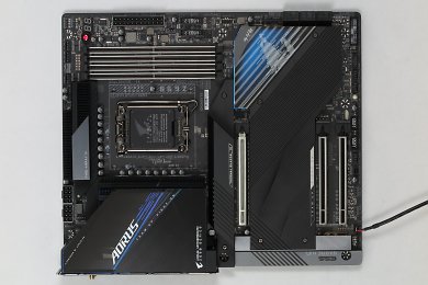 In der PCGH 08/2022 konnte sich Gigabytes Z690 Master mit endlich gereiften UEFI und schon immer überzeugender Hardware an die Spitze unserer Intel-Mainboard-Empfehlungen katapultieren, vor deutlich teureren Motherboards. Dennoch ist die Platine mit 450 Euro bislang kein Schnäppchen.