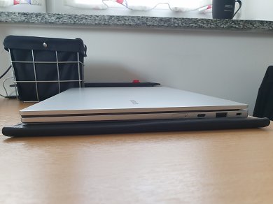 Samsung Galaxy Book Go: Ports auf der rechten Seite mit SIM-Karteneinschub, einem USB-C mit Displayport-Funktion und einem USB.