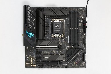 Asus Strix B660-G ist ein Spezialtipp für Tuner: Für normalerweise 200 Euro bietet die kleine Platine zwar eine für Sockel-1700-Verhältnisse überschaubare Ausstattung (die AM4-Mittelklasse wird deutlich überboten) und wenig Erweiterbarkeit. Sie erlaubt BCLK-OC auch bei kleinen i3- und i5-CPUs ohne 