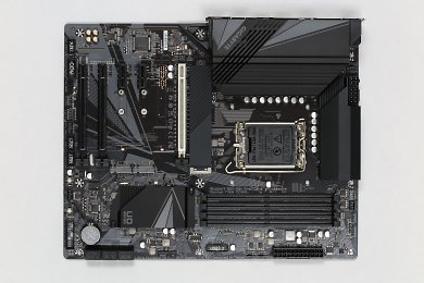 Ohnehin schon ein Preis-Leistungskracher: Zum Mittelklassepreis bietet Gigabytes Z690 UD fast alles, was man sich von Intel-Z690-Mainboards der Oberklasse wünschen würde– außer einem vierten M.2 und gutem Onboard-Sound. Aber wer es für weniger als die typischen 190 Euro sieht, kann sich ja noch eine Karte dazukaufen, die Erweiterungsmöglichkeiten sind exzellent.
