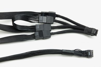 Auch wenn die 8-poligen PCI-E-Kabel für 150 Watt zertifiziert sind, kann pro Kabel (auch oder gerade im Daisy-Chain) deutlich mehr von der GPU gezogen werden. Der 12VHPWR-Anschluss ist auf bis zu maximal 600 Watt spezifiziert. Native 12VHPWR-Stränge ersparen einem den Kabelsalat. Hersteller wie etwa Corsair oder Be Quiet bieten modellspezifische Kabel auch für deutlich ältere Netzteile im 750er- bis 850er-Wattbereich an.