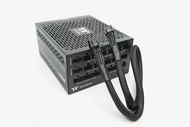 Das Toughpower GF3 von Thermaltake stellt als einer der ersten ATX-3.0-Stromherzen die später wohl üblichere Verbindung zwischen 12VHPWR zu 12VHPWR vor. Auch das Be Quiet Dark Power Pro 13 setzt auf 12VHPWR zu 12VHPWR.