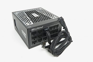 Manche ATX-2er-Netzteil-Serien wie die Prime TX von Seasonic nutzen zum Verbinden des 12VHPWR-Steckers einfach die vorhandenen, hinteren 8-Pol-Anschlüsse des Netzteils. Im Gegensatz zu den 8-Pol-Kabeln sind die 8-Pol-Buchsen an den Netzteilen keineswegs auf ausschließlich 150 Watt spezifiziert.