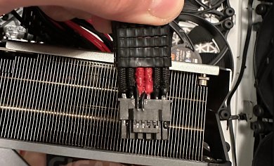 Ein Reddit-Nutzer zeigt seinen geschmolzenen Cablemod-Custom-12VHPWR-Stecker. (1)
