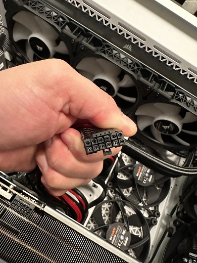 Ein Reddit-Nutzer zeigt seinen geschmolzenen Cablemod-Custom-12VHPWR-Stecker. (2)