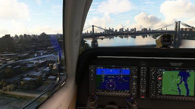 Microsoft Flight Simulator - Der Flight Sim und die Brücken. Während die Brücken über den East River weiter im Norden von der KI erstellt wurden, sind die bekannteren Übergänge weiter südlich händisch erzeugt. Hier die Williamsburg Bridge und die im Hintergrund zu sehende, weltbekannte Brooklyn Bridge. Der virtuelle Verkehr fährt trotz manueller Kunstfertigkeit dennoch die Träger hoch, nicht die eigentliche Fahrbahn entlang.