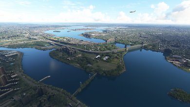 Microsoft Flight Simulator - KI-Brücken-Fail beim East River im Osten von Manhattan. Die Eisenbahnbrücke im Hintergrund ist die Hell Gate Bridge, die lange Z-förmige ist die Robert F. Kennedy Bridge. Bei der laut Flight Sim erstaunlich bewaldeten im Vordergrund handelt es sich um die Ward's Island Bridge.&nbsp;