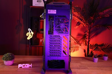 Heck des Big-Towers: Mit 9 PCI-E-Slot-Blenden sind auch E-ATX-Mainboards (bis zu 12,0 × 10,9 Zoll) kein Problem.