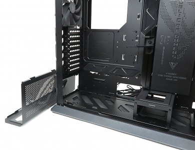 Ein PSU-Einbau von der rechten Seite ist nicht möglich, allerdings ist das Entfernen der verschraubten Netzteilkammerabdeckung kein großer Akt.
