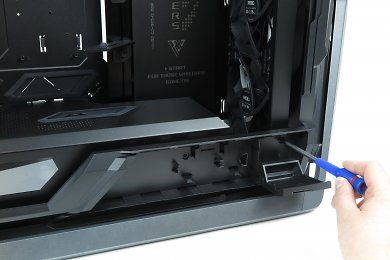 Zum Einbau des Netzteils muss die Netzteilkammerabdeckung entfernt werden.