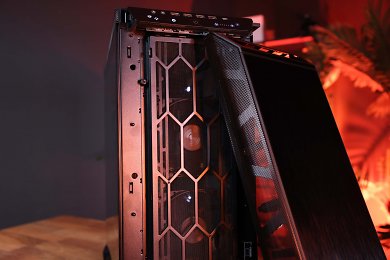 Die Verarbeitung des Be Quiet Dark Base Pro 901 fällt insgesamt sehr gut und hochwertig aus. Kleinere Abzüge gibt es dagegen bei den Schnittkanten. Das seitliche Gitter der Frontabdeckung ist nicht bis zum Schluss entgratet/abgerundet. Kratzer an den Fingern sind an der Stelle (und nur dort) nicht unrealistisch. Auch bei unserem weißen Testmuster traf das zu, wenn auch im geringeren Maße.