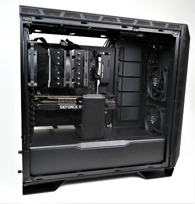 Testsystem im Dark Base Pro 901: Die magnetische GPU-Halterung kann die GPU-Kabel im Kanal gut verstecken. Im invertierten Aufbau kann die Halterung oberseits an einer Schiene verschraubt werden.