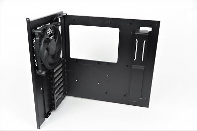 Sofern Sie das Mainboard lieber außerhalb am Gerüst festmachen wollen würden, könnten Sie über das Schienensystem realisieren. Der klassische Zusammenbau im Gehäuse selbst fällt allerdings durch genug Hantierfläche sehr vorbildlich aus. Selbst sonst knifflige Punkte wie die CPU-Stecker sollten kein Problem sein (viel Platz, offene Deckel/Schiene etc.).