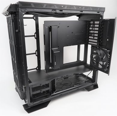 Beim invertierten Aufbau wird das Mainboard-Gerüst auf den Kopf gestellt. Die GPU-Halterung kann für dieses Szenario an der Oberseite an einer Schiene angebracht werden. Einzelteile wie die Netzteilabdeckung, Kabelführungen oder die Seitenteil-Elemente (Abdeckung/Schiene) können beim invertierten Aufbau auf die andere Seite montiert werden.
