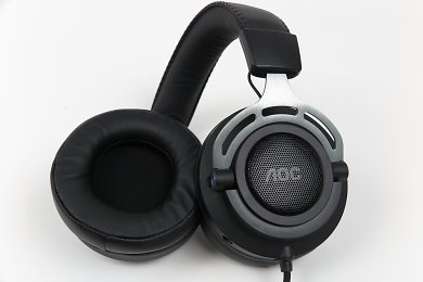 AOC GH200 - Die Klinkenversion des güstigen und empfehlenswerten Gaming-Headsets. Gegenüber USB- und Funk-Variante ist es optisch etwas abgespeckt, bietet aber im Grunde die gleichen positiven Eigenschaften. Für Equalizer, Surround sowie weitere Features kann eine zusätzliche Software oder die Fähigkeiten des Onboard-Audios oder Soundkarte zurückgegriffen werden. Eigene Feautures bietet die Klinkenversion des GH aufgrund des analogen Anschlusses nicht.