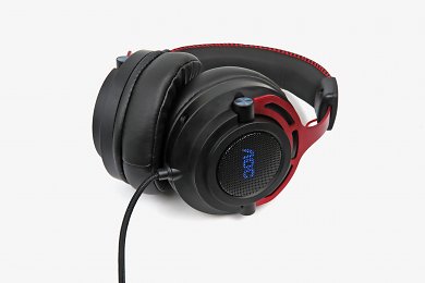 AOC GH300 - Die USB-Version kostet rund 10 Euro mehr als das GH200. Für den Aufpreis bietet es rudimentäre RGB-Beleuchtung, sowie eine integrierte USB-Soundkarte auf Basis eines C-Media-Chips, der Ihnen eine etwas veraltete, doch umfangreiche wie nützliche Software samt Equalizer, Surround-Sound sowie einige Mikrofon-Settings bietet.