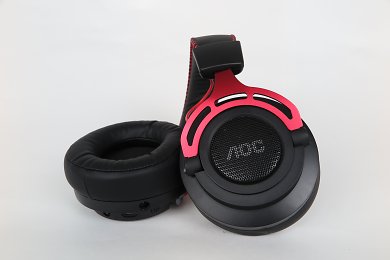 AOC GH401 - Dies ist die Wireless-Funk-Variante des AOC-Headsets. Es ist mit knapp 70 Euro deutlich teurer als sowohl Klinken- als auch USB-Variante, kommt dafür aber mit ungebundener Freiheit. Da der Chip sich von der USB-Variante unterscheidet, müssen Sie beim AOC401 allerdings auf praktische Software-Features respektive die Xear-Audio-Suite verzichten.