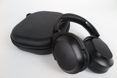 Razer Barracuda Pro – Nicht erst die Tragetasche weist auf einen hohen Mobile- und Life-Style-Fokus hin. Das Barracuda Pro ist beinahe mehr Life-Style- als Gaming-Headset und verzichtet etwa auf ein übliches Schwanenhalsmikrofon. Stattdessen kommt ein im Inneren verbauter Mikrofon-Array mit 