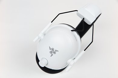 Razer Blackshark V2 Pro (2023) – Achtung, aufgepasst! Das Razer Blackshark V2 Pro gibt es in zwei Versionen. Das Update von 2023 unterstützt neben Wireless Funk nun auch Bluetooth 5.1, allerdings nicht simultan.Das an den Headsets aus dem Rennsport erinnernde Design erlaubt ein sehr geringes Gewicht, das Blackshark ist ein gutes Anschauungsobjekt für ein gewisses Leichtbaubestreben seitens der Hersteller.Das Razer Blackshark V2 Pro ist obendrein ein sehr gefälliges und wohlklingendes Headset, das wir Interessenten ans Herz legen können. Hinweis für Schnäppchenjäger: Die Variante von 2021 ohne BT-Support ist aktuell zu günstigen Preisen zu ergattern.